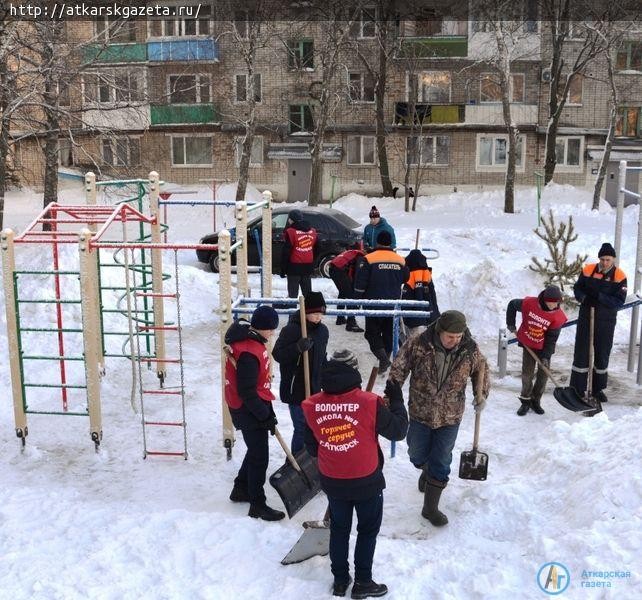 Руководители Аткарского района встретили воскресное утро с лопатами в руках (ФОТО)