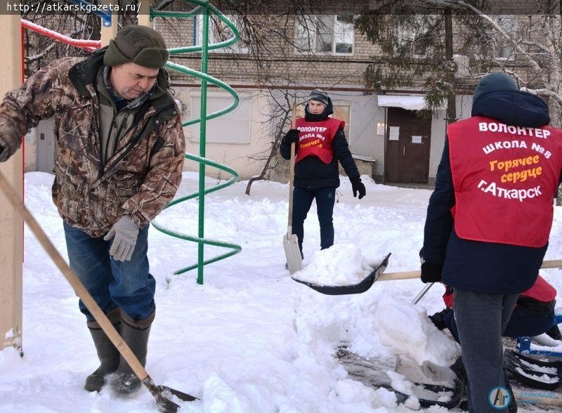 Руководители Аткарского района встретили воскресное утро с лопатами в руках (ФОТО)