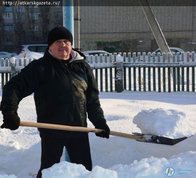 Руководители Аткарского района встретили воскресное утро с лопатами в руках (ФОТО)