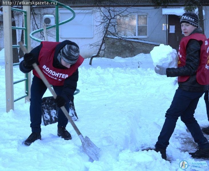 Руководители Аткарского района встретили воскресное утро с лопатами в руках (ФОТО)