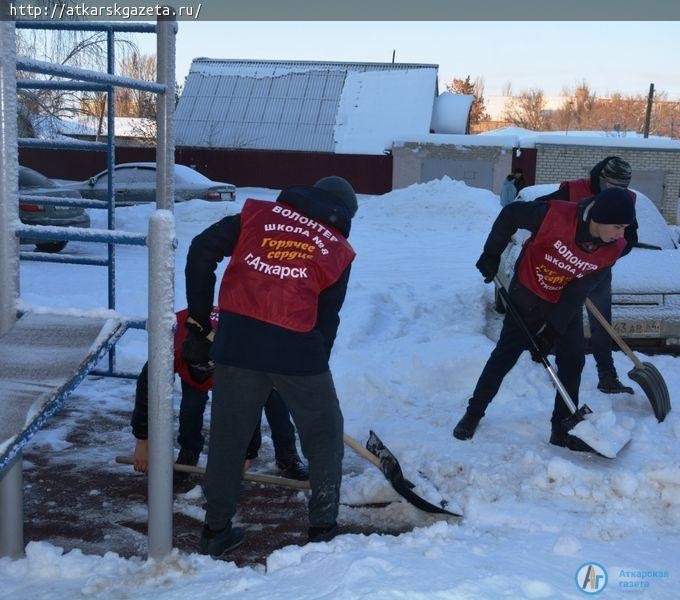 Руководители Аткарского района встретили воскресное утро с лопатами в руках (ФОТО)