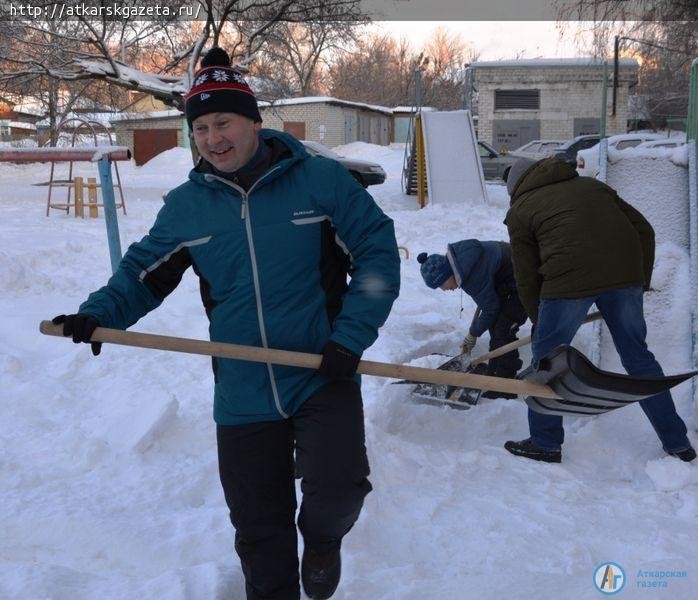 Руководители Аткарского района встретили воскресное утро с лопатами в руках (ФОТО)