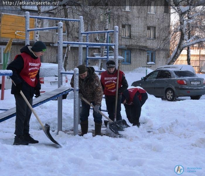 Руководители Аткарского района встретили воскресное утро с лопатами в руках (ФОТО)