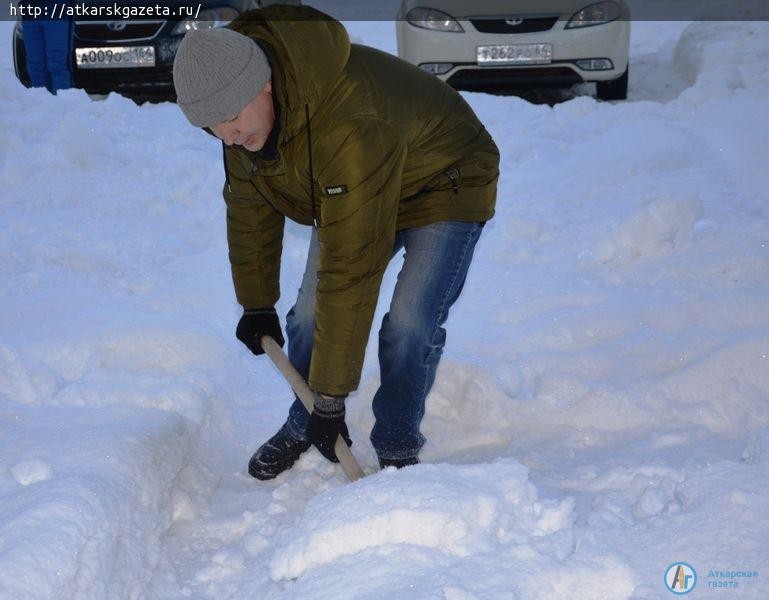 Руководители Аткарского района встретили воскресное утро с лопатами в руках (ФОТО)
