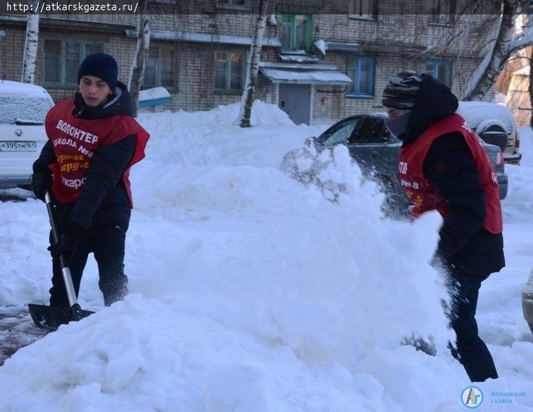 Руководители Аткарского района встретили воскресное утро с лопатами в руках (ФОТО)