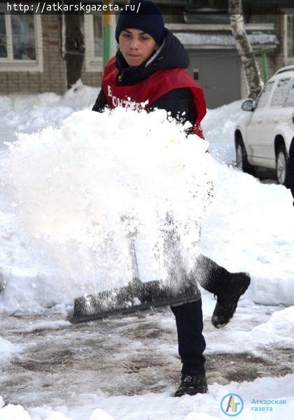 Руководители Аткарского района встретили воскресное утро с лопатами в руках (ФОТО)