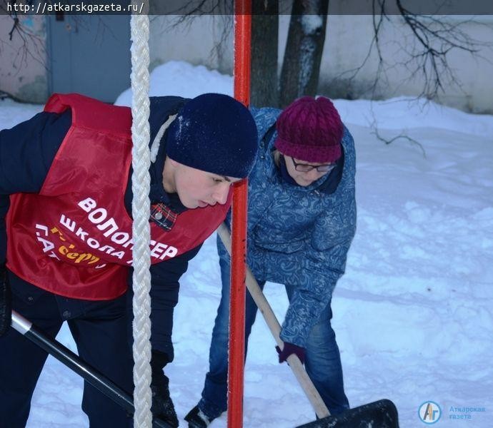 Руководители Аткарского района встретили воскресное утро с лопатами в руках (ФОТО)