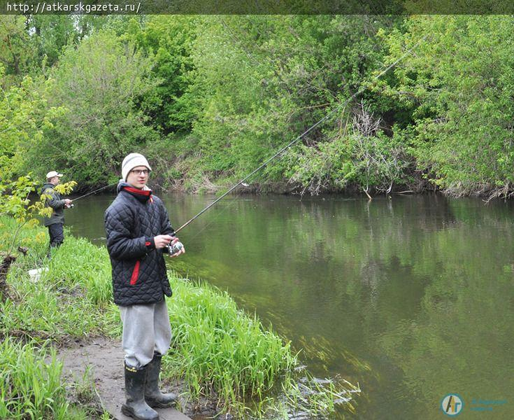 Рыбаки из Волгограда, Пензы и Саратова соревнуются на Медведице (ФОТОРЕПОРТАЖ)