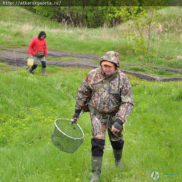 Рыбаки из Волгограда, Пензы и Саратова соревнуются на Медведице (ФОТОРЕПОРТАЖ)
