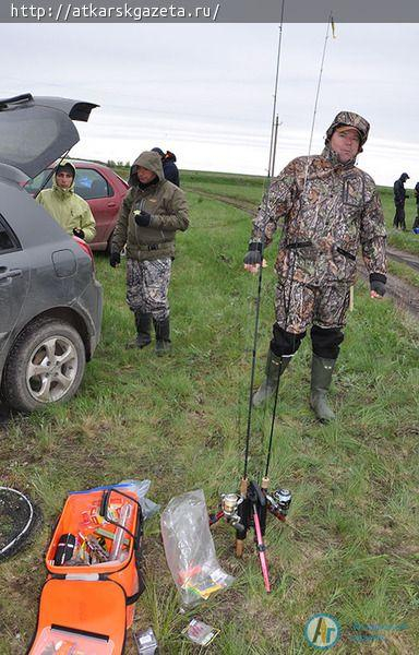 Рыбаки из Волгограда, Пензы и Саратова соревнуются на Медведице (ФОТОРЕПОРТАЖ)