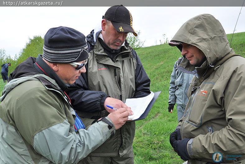 Рыбаки из Волгограда, Пензы и Саратова соревнуются на Медведице (ФОТОРЕПОРТАЖ)