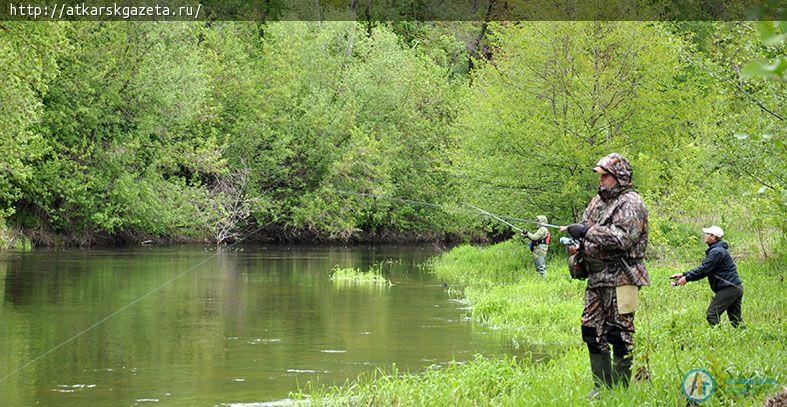 Рыбаки из Волгограда, Пензы и Саратова соревнуются на Медведице (ФОТОРЕПОРТАЖ)