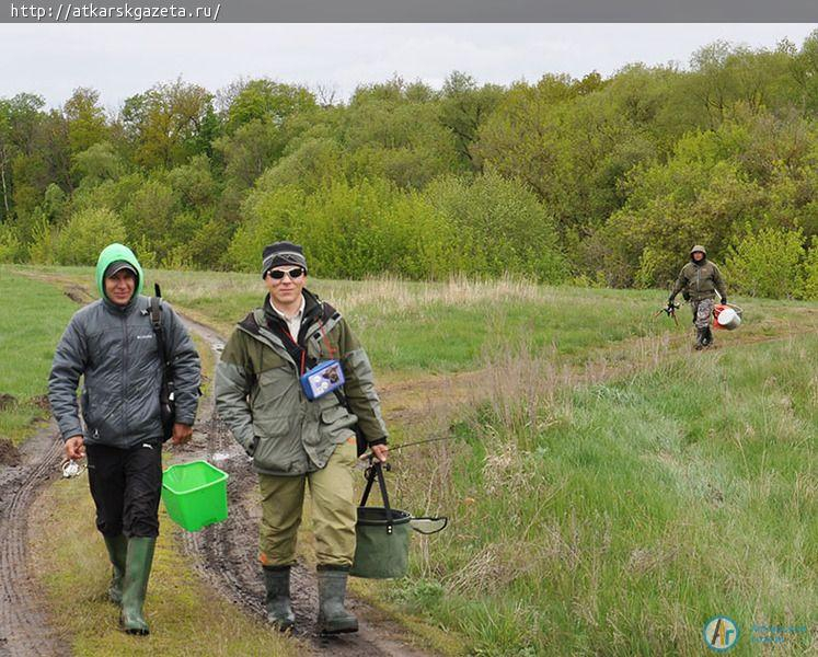 Рыбаки из Волгограда, Пензы и Саратова соревнуются на Медведице (ФОТОРЕПОРТАЖ)
