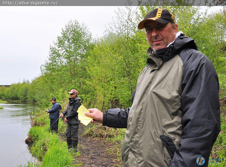 Рыбаки из Волгограда, Пензы и Саратова соревнуются на Медведице (ФОТОРЕПОРТАЖ)