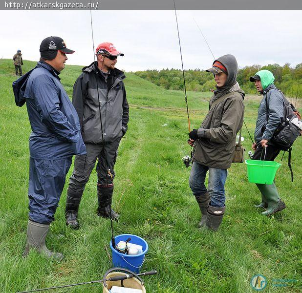Рыбаки из Волгограда, Пензы и Саратова соревнуются на Медведице (ФОТОРЕПОРТАЖ)