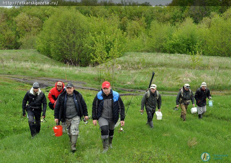Рыбаки из Волгограда, Пензы и Саратова соревнуются на Медведице (ФОТОРЕПОРТАЖ)