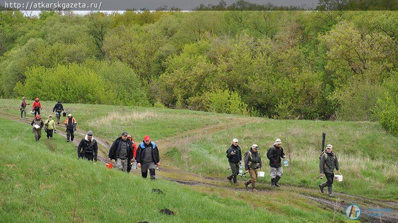 Рыбаки из Волгограда, Пензы и Саратова соревнуются на Медведице (ФОТОРЕПОРТАЖ)