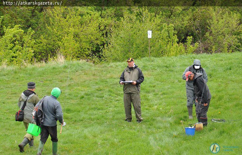 Рыбаки из Волгограда, Пензы и Саратова соревнуются на Медведице (ФОТОРЕПОРТАЖ)