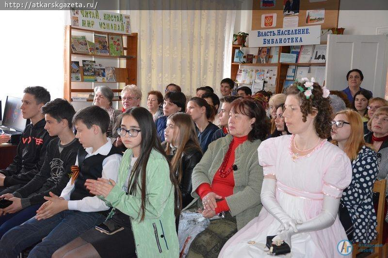 Сегодня Трагедия и Комедия открыли Библионочь в Аткарске (ФОТОРЕПОРТАЖ)