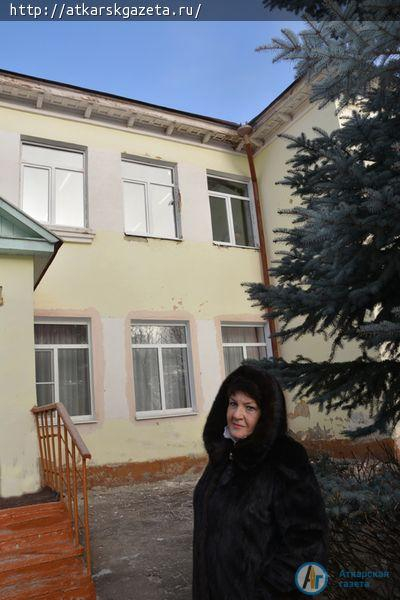 Сегодня в актовом зале детского сада "Колокольчик" установили новые окна (ФОТО)