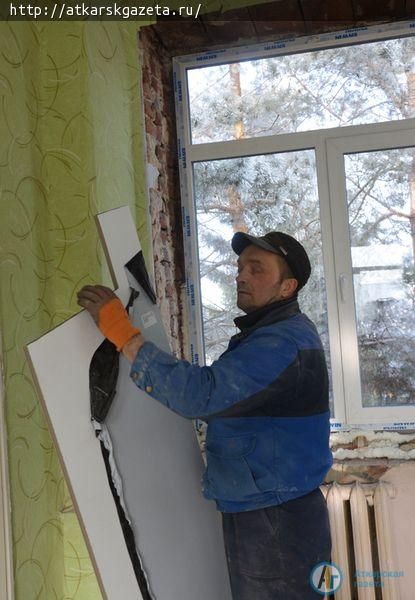 Сегодня в актовом зале детского сада "Колокольчик" установили новые окна (ФОТО)