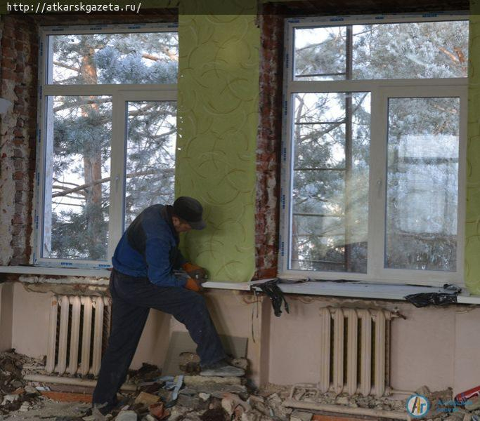Сегодня в актовом зале детского сада "Колокольчик" установили новые окна (ФОТО)