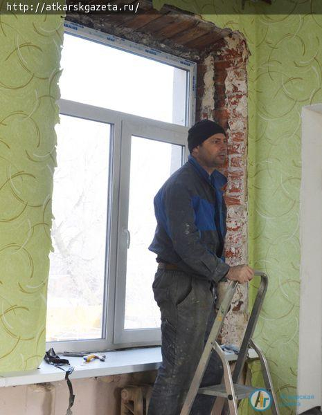 Сегодня в актовом зале детского сада "Колокольчик" установили новые окна (ФОТО)