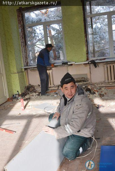 Сегодня в актовом зале детского сада "Колокольчик" установили новые окна (ФОТО)