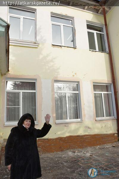 Сегодня в актовом зале детского сада "Колокольчик" установили новые окна (ФОТО)