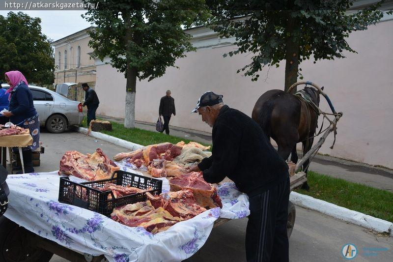 Сегодня в Аткарске открылась первая в этом сезоне ярмарка выходного дня (ФОТО)