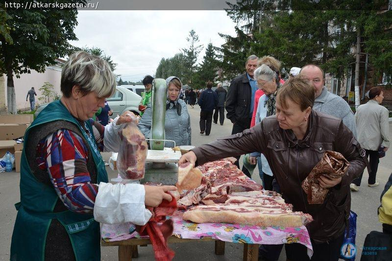 Сегодня в Аткарске открылась первая в этом сезоне ярмарка выходного дня (ФОТО)