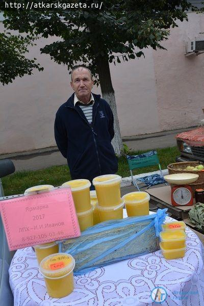 Сегодня в Аткарске открылась первая в этом сезоне ярмарка выходного дня (ФОТО)