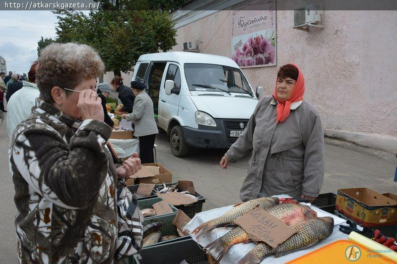 Сегодня в Аткарске открылась первая в этом сезоне ярмарка выходного дня (ФОТО)