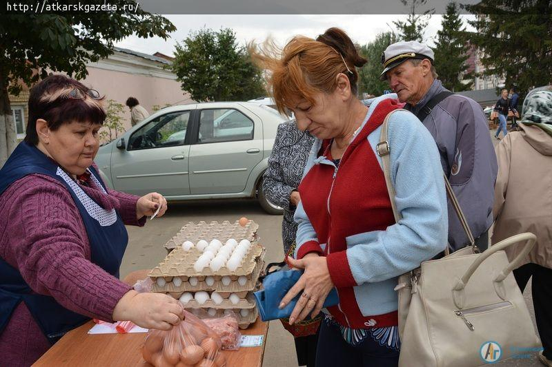 Сегодня в Аткарске открылась первая в этом сезоне ярмарка выходного дня (ФОТО)