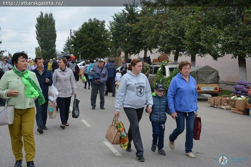 Сегодня в Аткарске открылась первая в этом сезоне ярмарка выходного дня (ФОТО)