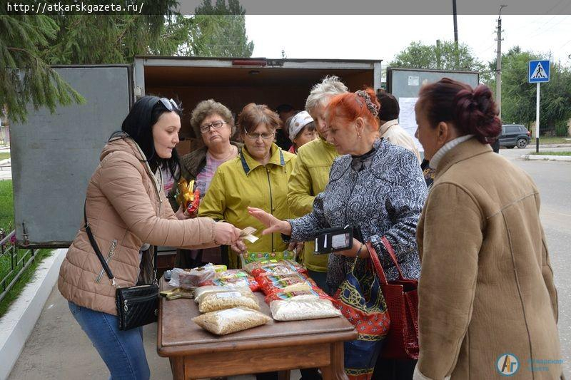 Сегодня в Аткарске открылась первая в этом сезоне ярмарка выходного дня (ФОТО)