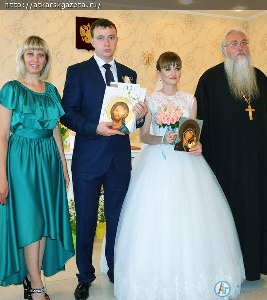 Сегодня в Аткарске три пары сыграли ромашковые свадьбы (ФОТО)