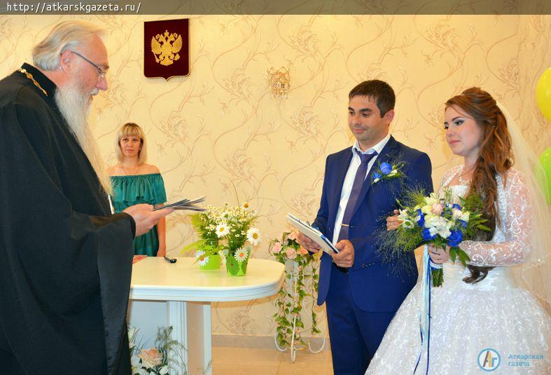 Сегодня в Аткарске три пары сыграли ромашковые свадьбы (ФОТО)