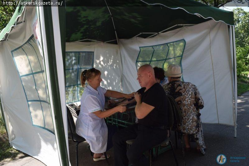 Сегодня в городском парке 40 аткарчан получили консультации кардиолога (ФОТО)