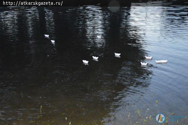 Сегодня в память о героях войны по Аткаре поплыли белые кораблики (ФОТО)