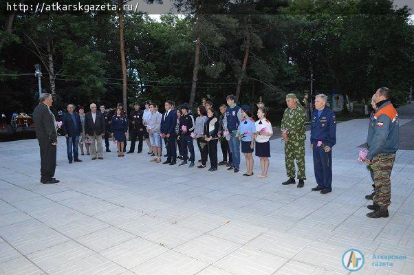Сегодня в память о героях войны по Аткаре поплыли белые кораблики (ФОТО)