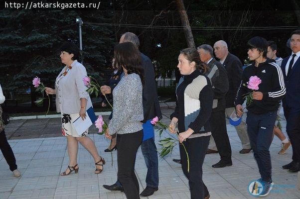 Сегодня в память о героях войны по Аткаре поплыли белые кораблики (ФОТО)