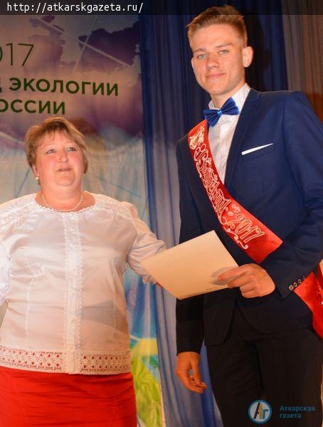 Сегодня в РКЦ аткарских выпускников закружил школьный вальс (ФОТО)