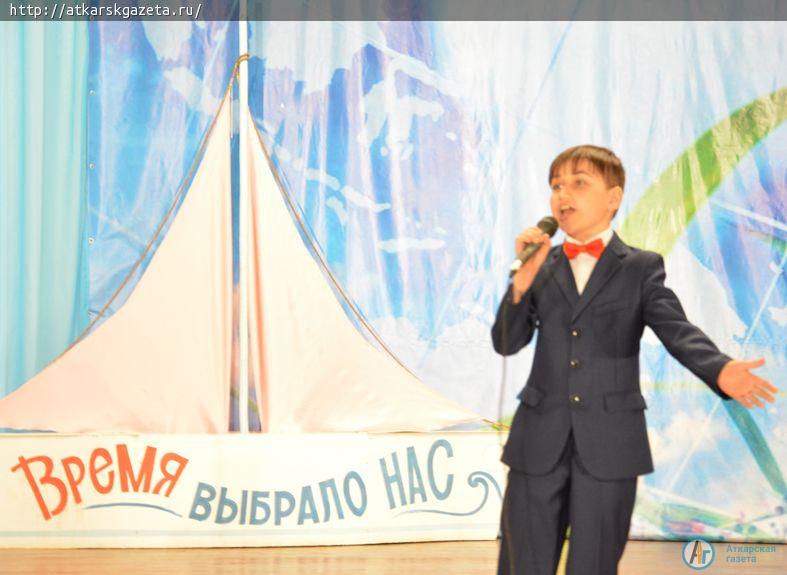 Сегодня в РКЦ аткарских выпускников закружил школьный вальс (ФОТО)