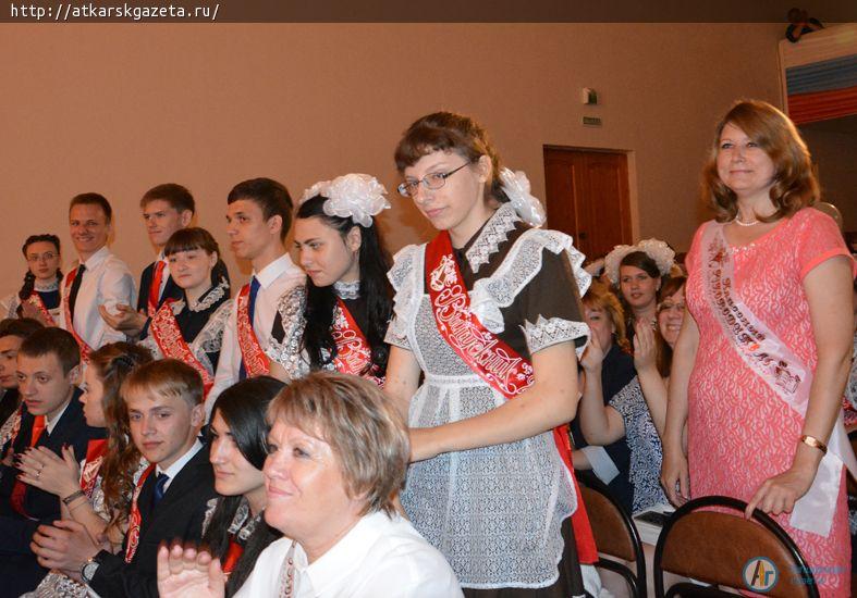 Сегодня в РКЦ аткарских выпускников закружил школьный вальс (ФОТО)
