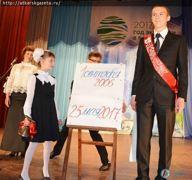 Сегодня в РКЦ аткарских выпускников закружил школьный вальс (ФОТО)