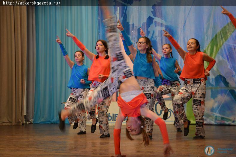Сегодня в РКЦ аткарских выпускников закружил школьный вальс (ФОТО)