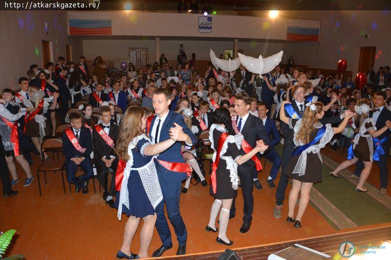 Сегодня в РКЦ аткарских выпускников закружил школьный вальс (ФОТО)