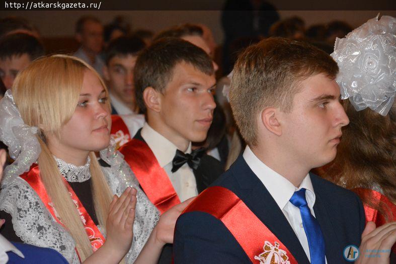 Сегодня в РКЦ аткарских выпускников закружил школьный вальс (ФОТО)