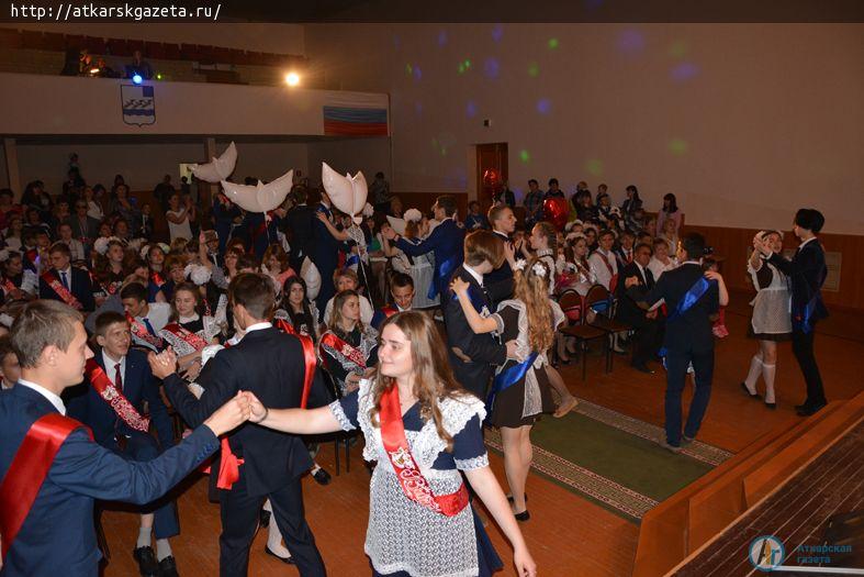 Сегодня в РКЦ аткарских выпускников закружил школьный вальс (ФОТО)